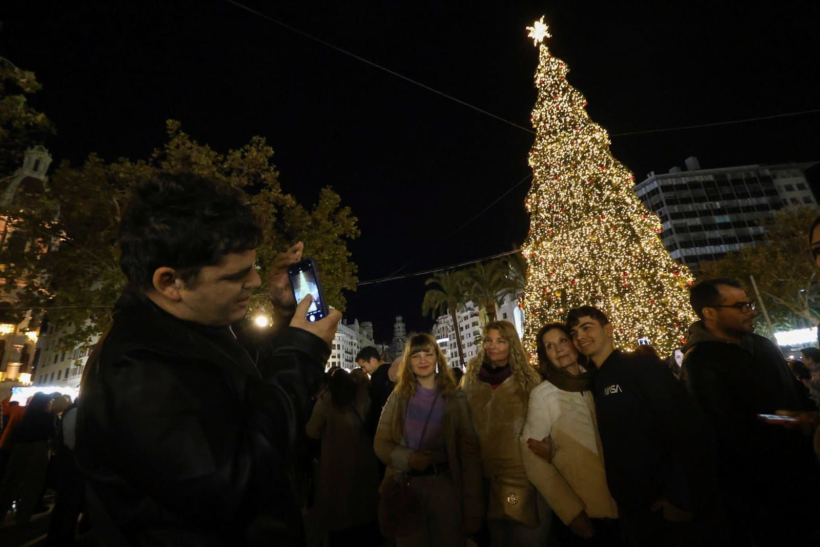 El centro de València, a reventar de gente por la decoración de Navidad