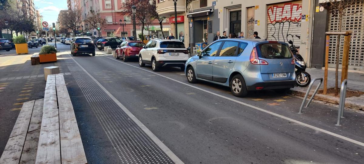 Coches aparcados en la supermanzana de Calixto III y Palleters