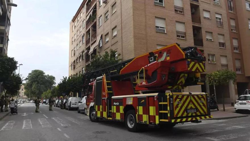 El humo de una barbacoa en un piso del Carmen despliega a tres vehículos y catorce bomberos