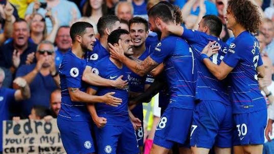 Pedro celebra el gol con sus compañeros del Chelsea.