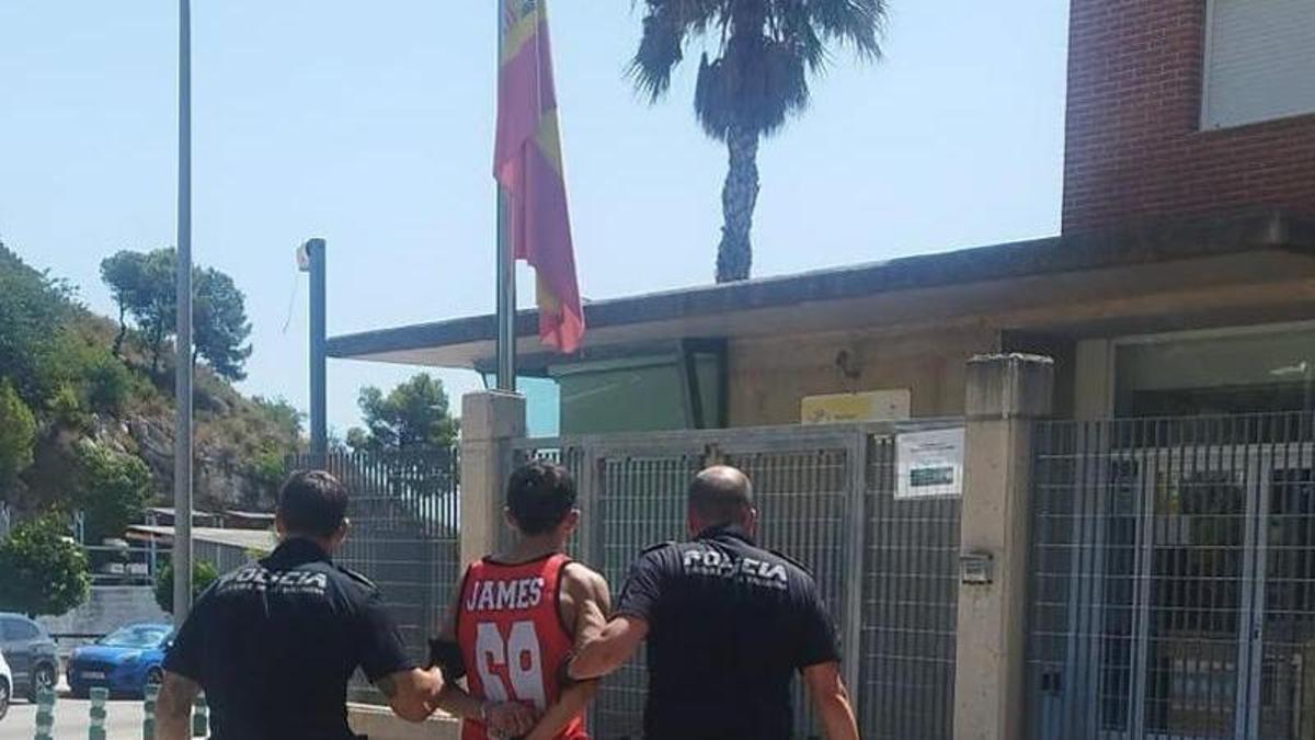 Los dos agentes de la Policía Local de Tavernes junto al detenido.