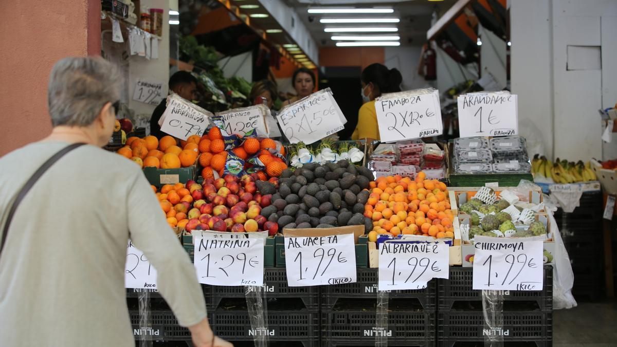 Una tienda de venta de fruta en el barrio de Sants, en Barcelona