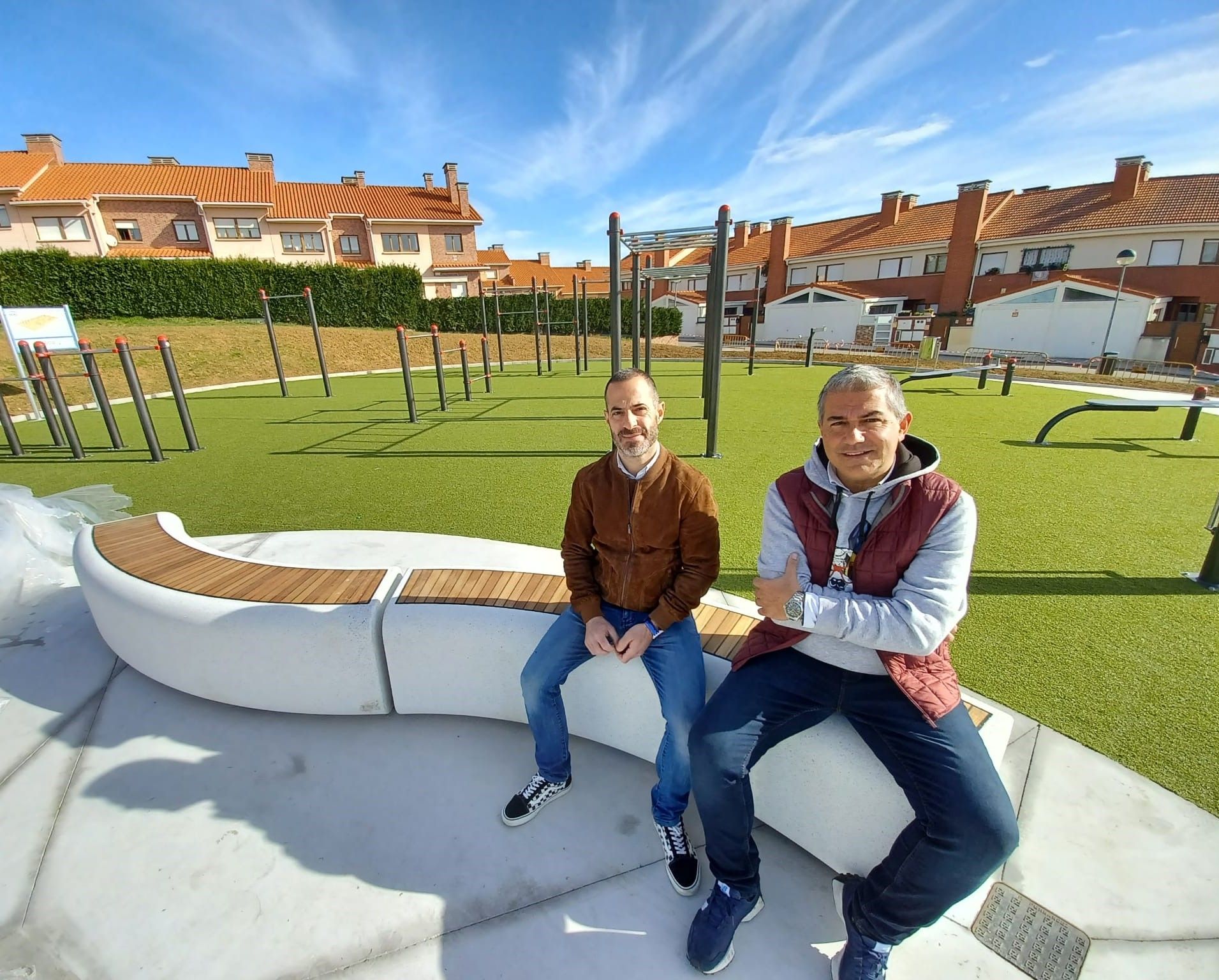 La Fresneda ya tiene su gran parque de ocio juvenil, con zona de calistenia, "tumbonas" de hormigón y punto de carga para móviles