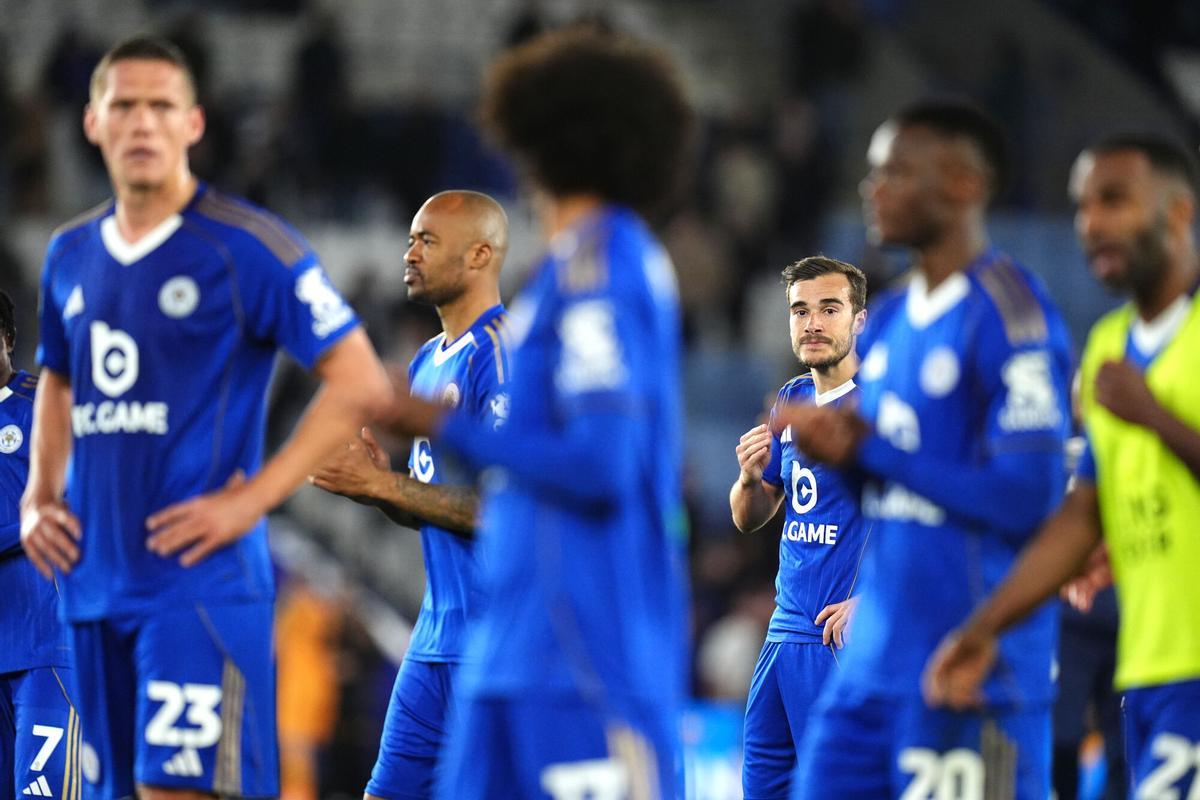 21 April 2026, United Kingdom, Leicester: Leicester City's Harry Winks (C) and team-mates react after defeat and resulting relegation following the English Sky Bet Championship soccer match between Leicester City and Hull City at the King Power Stadium. Photo: Jacob King/PA Wire/dpa 21/04/2026 ONLY FOR USE IN SPAIN. Jacob King/PA Wire/dpa;soccer;football;sports;Sky Bet Championship - Leicester City vs Hull City