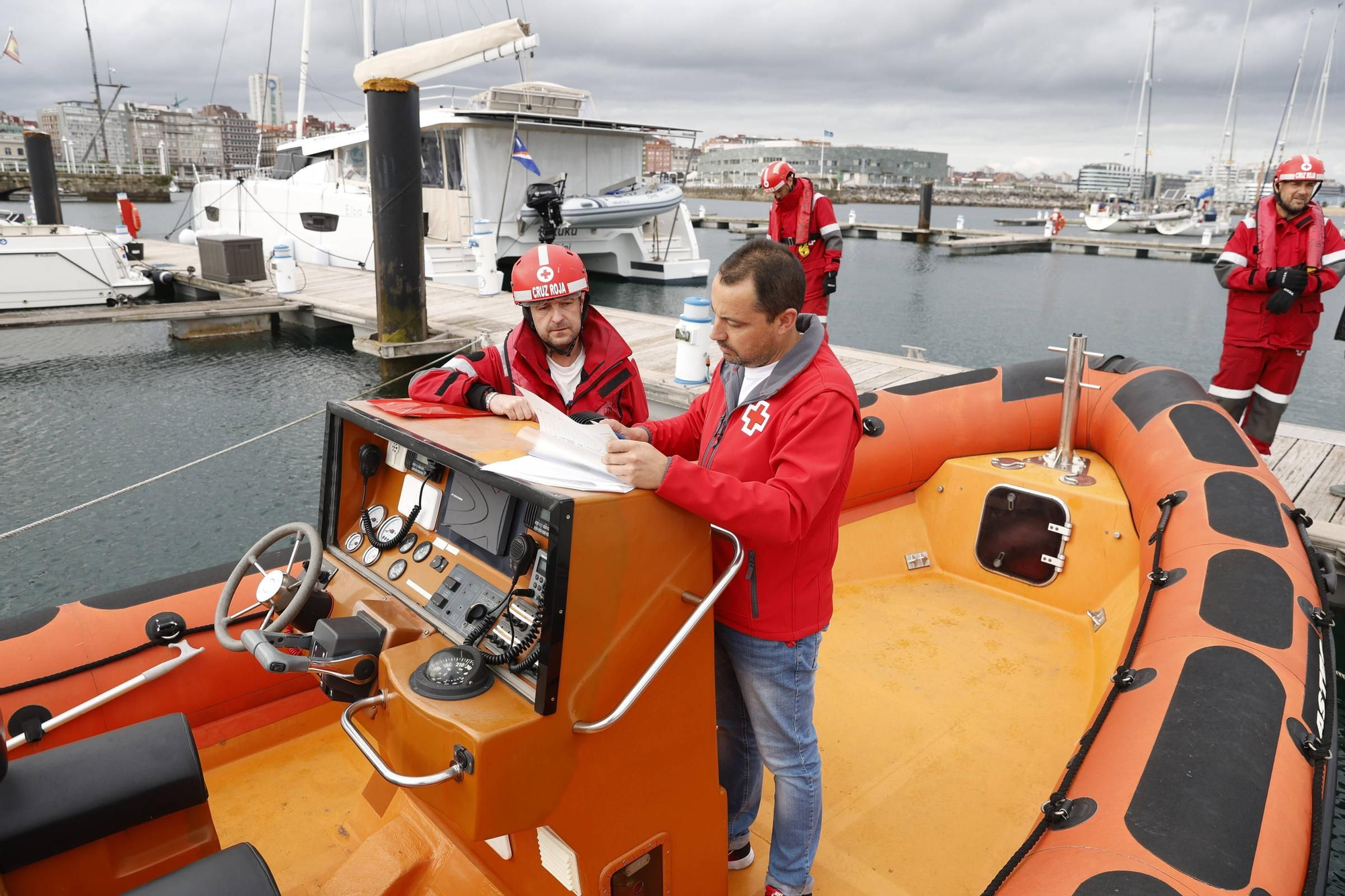 Así se controla la calidad del mar en Gijón durante la temporada de baños (en imágenes)
