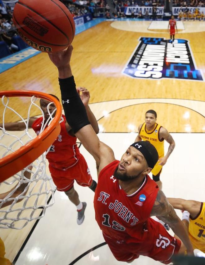 Marvin Clark II # 13 de St. Johns Red Storm lanza a canasta durante la segunda mitad contra los Arizona State Sun Devils en el Torneo de Baloncesto de la NCAA 2019 en la UD Arena.