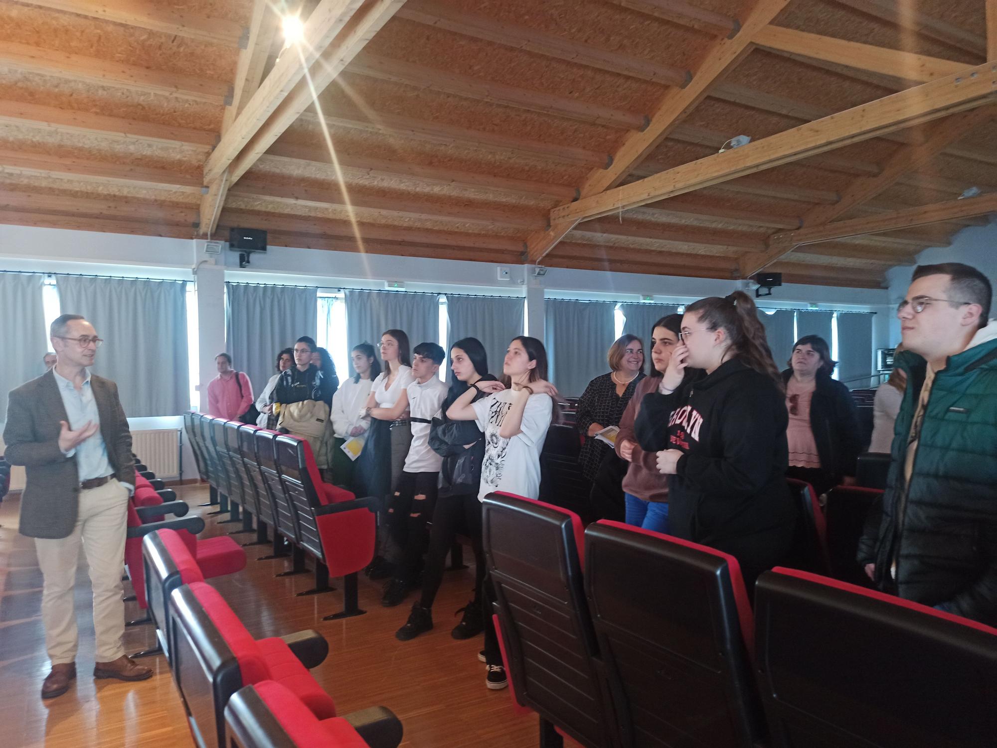 La exposición "Nuestros vecinos invisibles" sorprende a los alumnos del instituto de Llanera: "Es inspiradora"