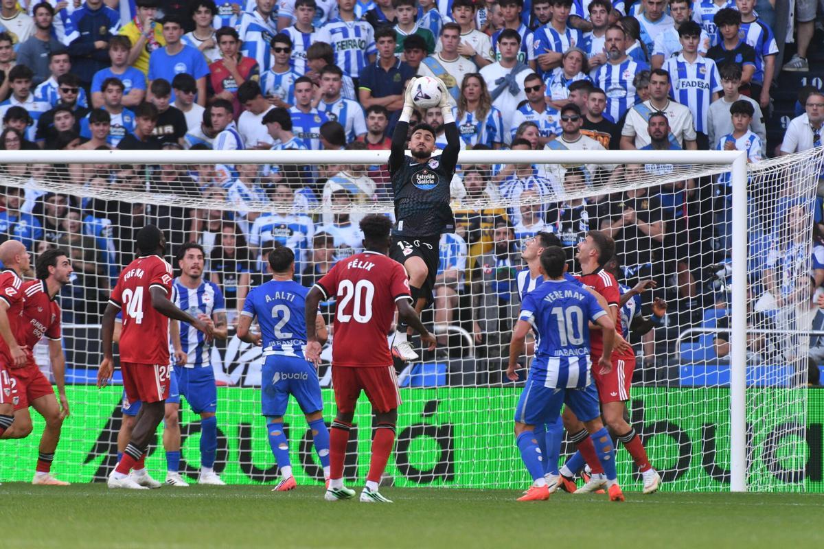 El Dépor cae ante el Sevilla (0-1) en un duelo espeso en el que no logró dominar el juego ni dispuso de ocasiones claras.