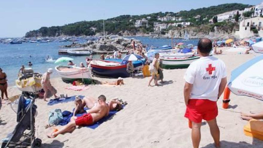 Imatge d&#039;arxiu de la platja del Port Bo a Calella, amb un socorrista de la Creu Roja, entitat que no prestarà el servei després de 22 anys.