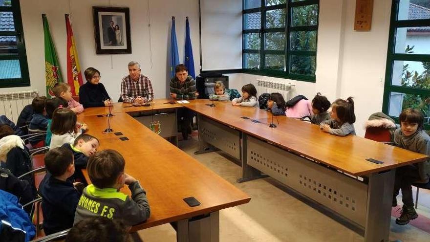 Los escolares, en el encuentro con el Alcalde. A la derecha, la postal ganadora del concurso.