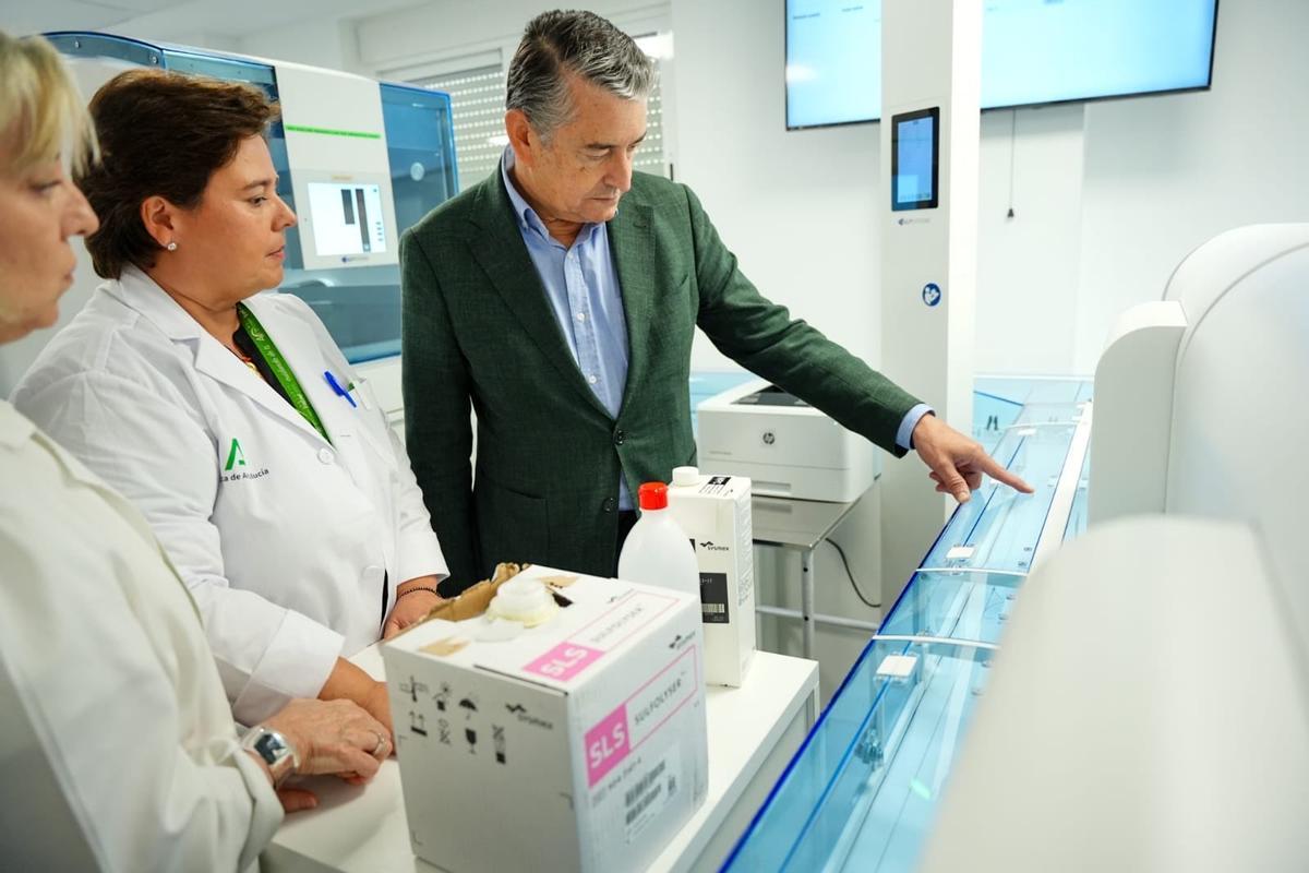 El consejero de Sanidad, Antonio Sanz, durante una visita a un  laboratorio del SAS.