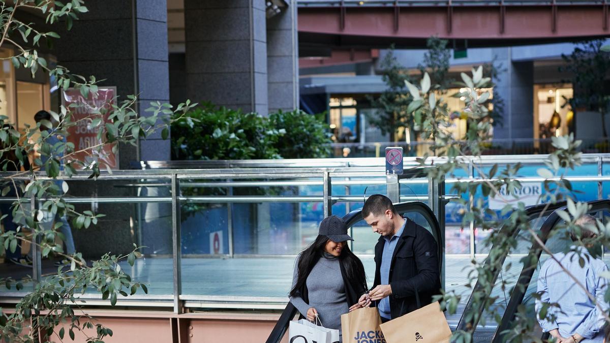 Una pareja de compras en Aqua Multiespacio.