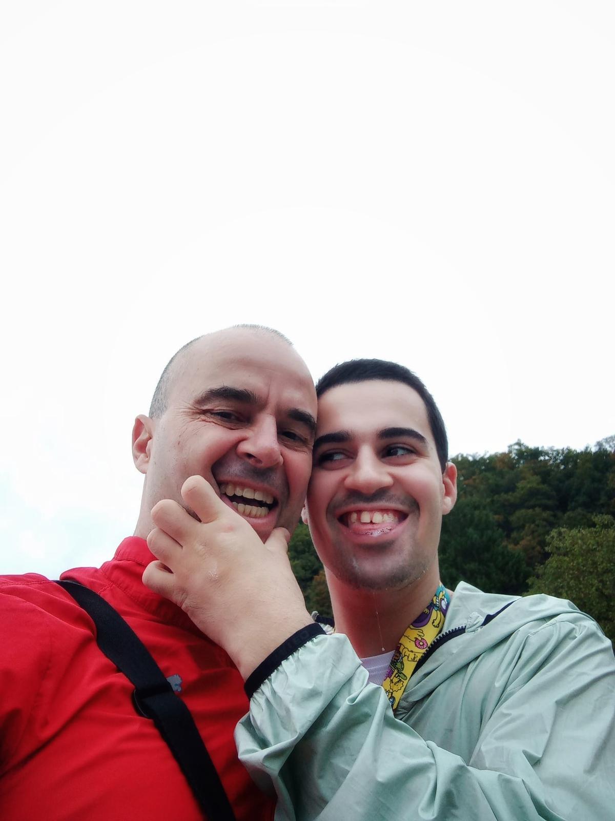 Óscar Santoveña Blanco y su padre, Severino, este Viernes Santo en el Parque Natural de Redes