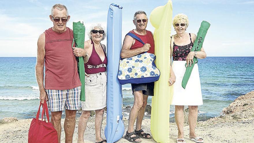 Turistas en la serie ´Cala Nova´, en la que retrató a amigos, familias y parejas que se dirigen a la playa.  f ines schramm