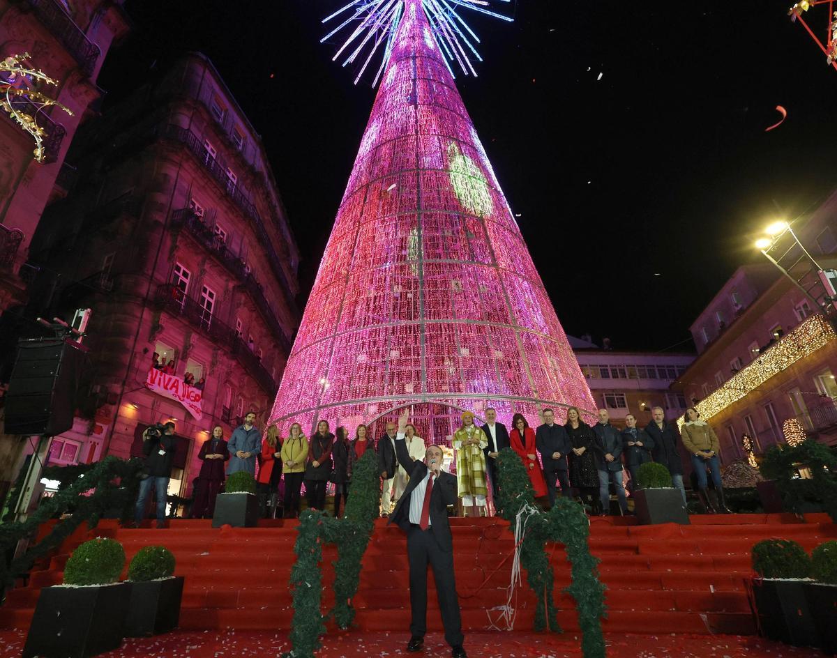 Vigo enciende la Navidad más grande de su historia ante miles de personas