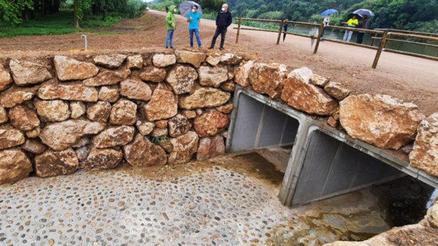 La visita de les autoritats a la mota del riu Ter amb les obres finalitzades