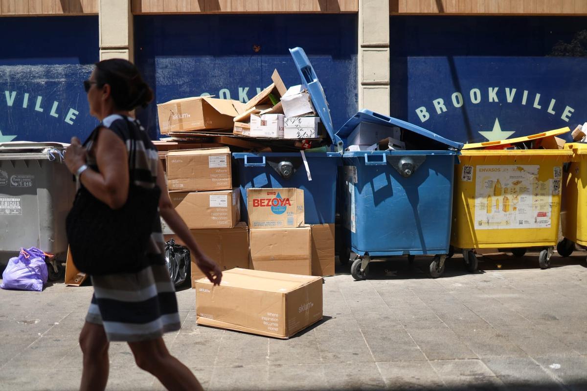 Contenedores colapsados en el centro histórico de València
