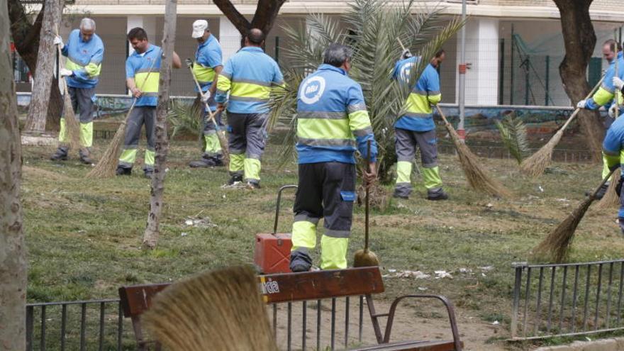 Operarios limpian el Jardín de Constitución este miércoles por la mañana.