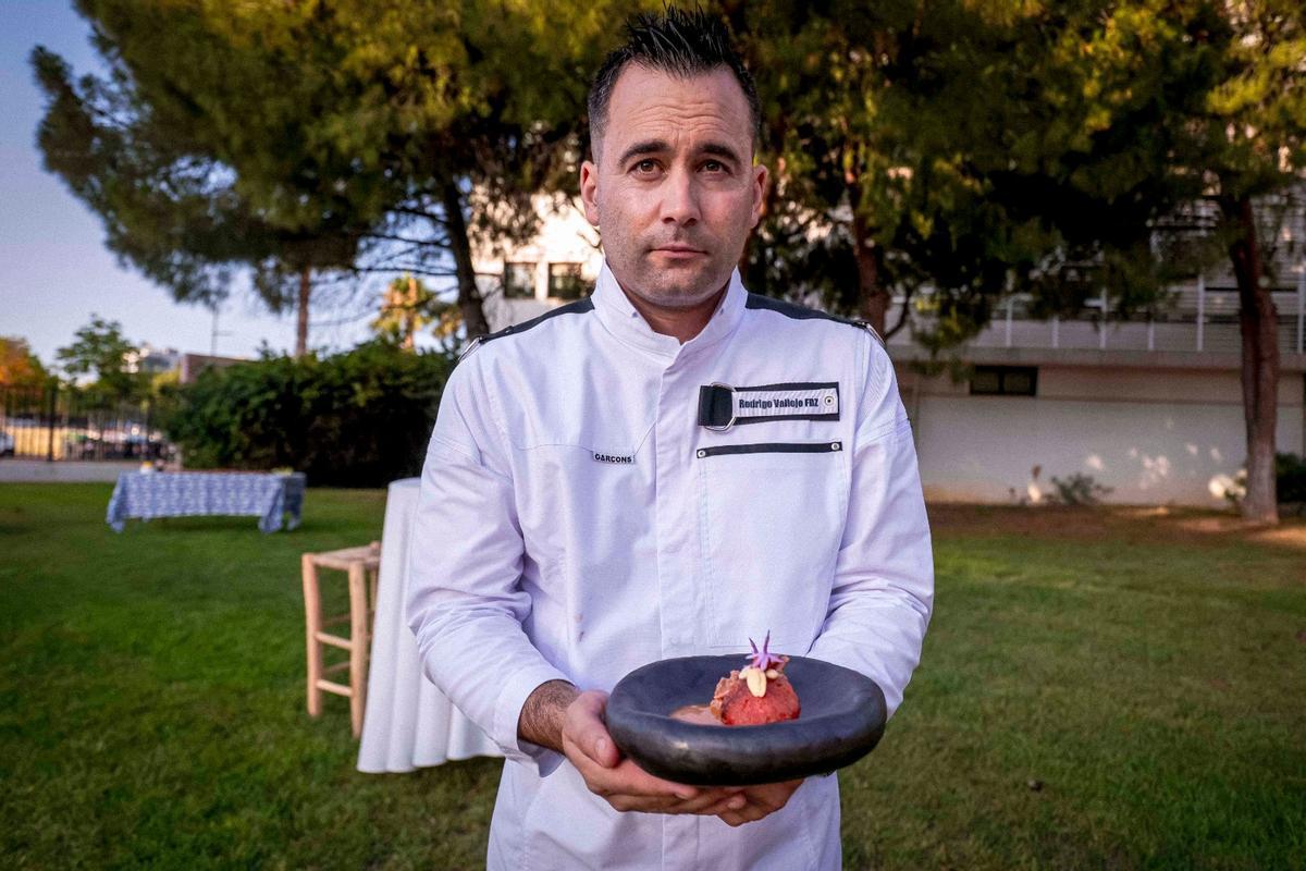 El cuiner Rodrigo Vallejo amb la seva mostra culinària.
