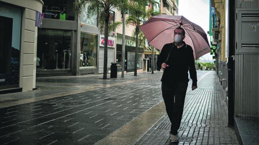 Un hombre camina por las calles de Santa Cruz de Tenerife.
