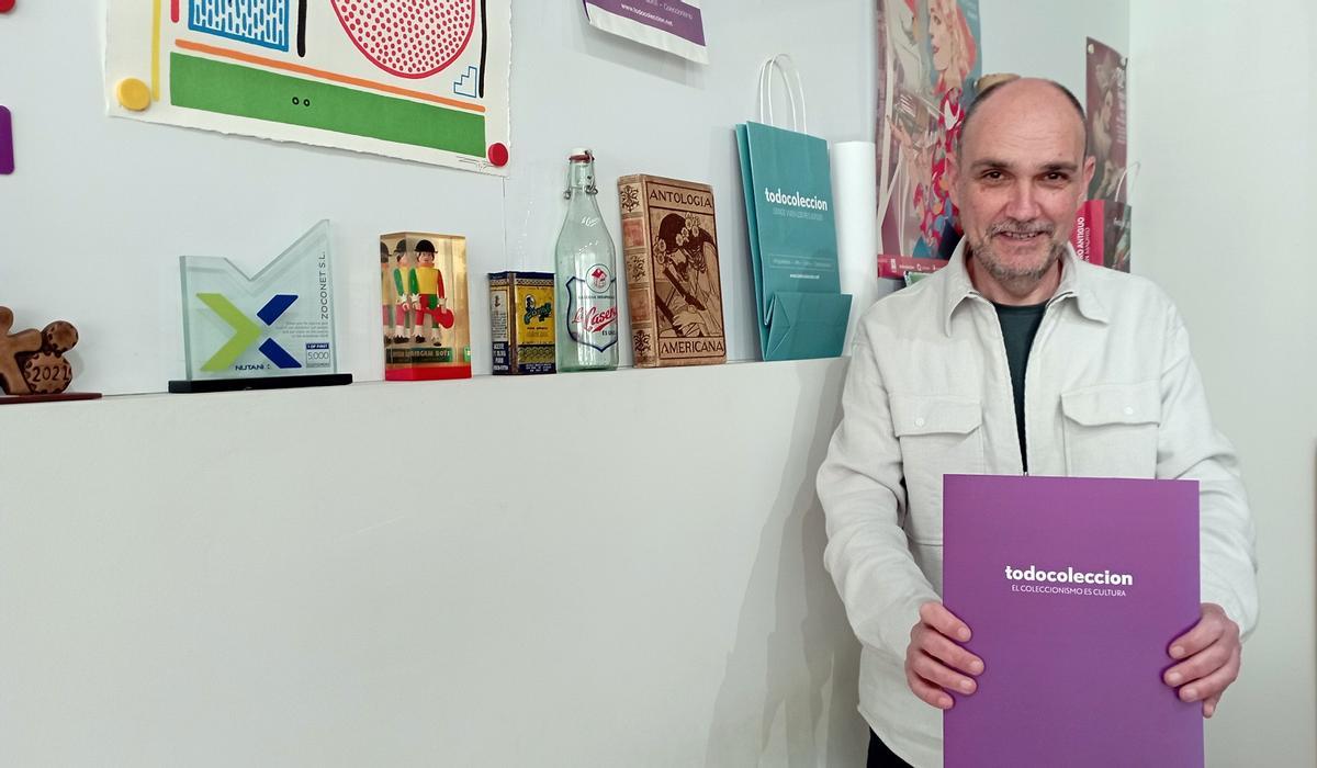 Joaquín Valdés, gerente y socio fundador de Todocolección, en un rincón de la sede, en Teatinos.