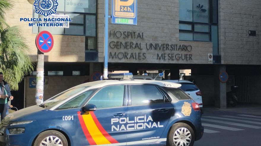 Roba un desfibrilador del Morales Meseguer y vuelve a Urgencias del hospital horas después