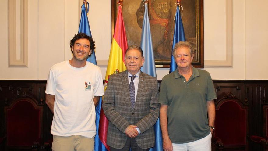El Alcalde de Oviedo recibe a los humoristas Juan Luis Cano y Joaquín Parajón
