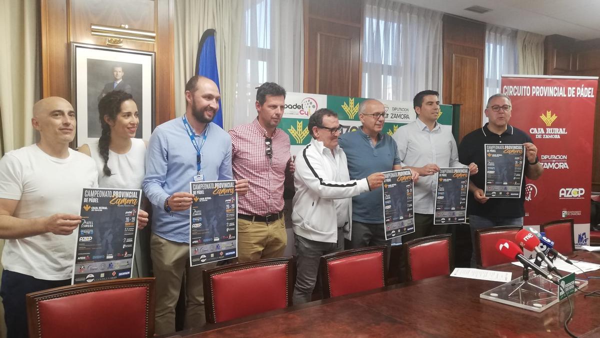 Presentación del calendario en Caja Rural