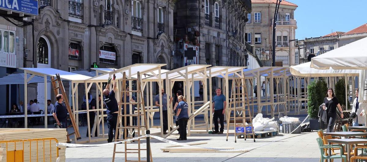 El montaje del festival científico CinVigo arrancó ayer en Porta do Sol.   | // MARTA G. BREA
