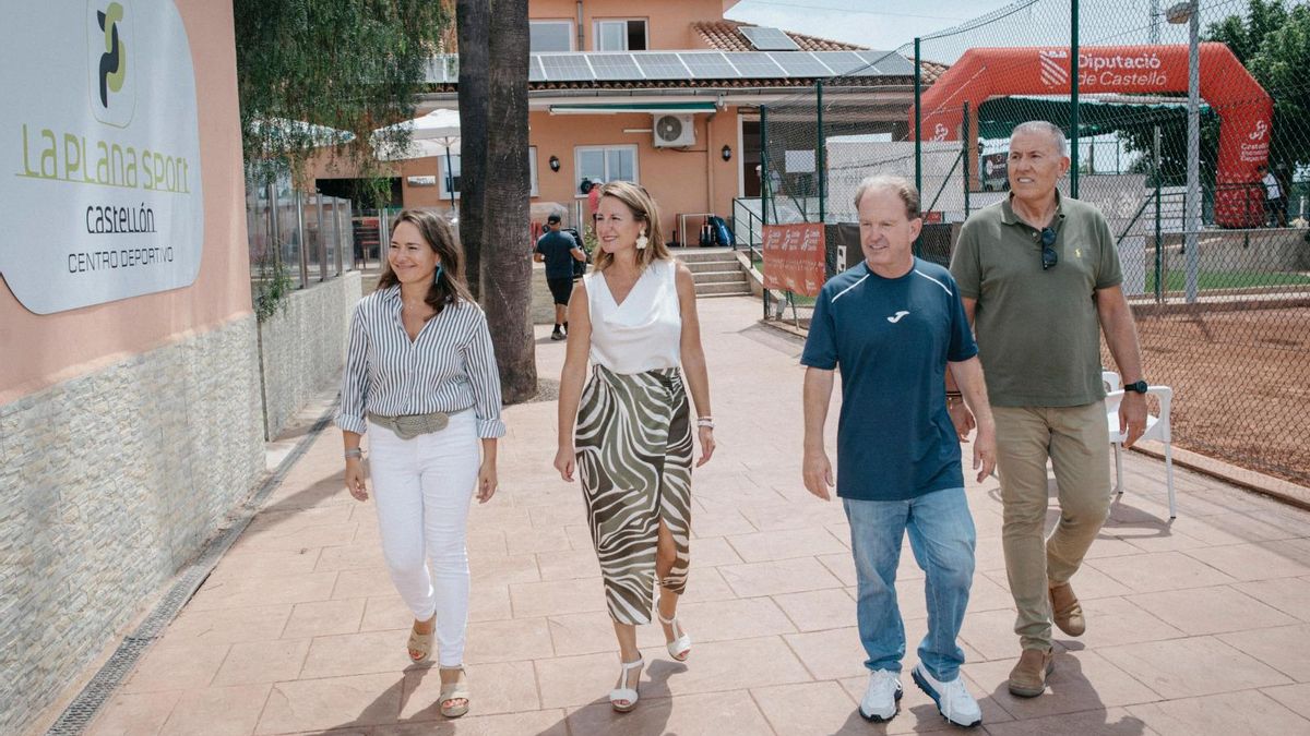 Visita de la alcaldesa y dos de sus ediles a un negocio deportivo de la zona.