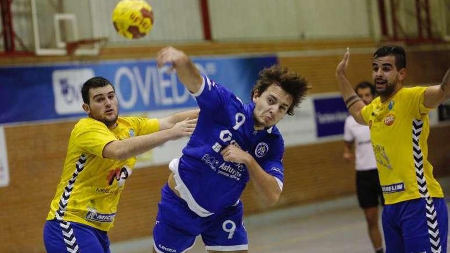 Ina, autor de dos goles ayer, en un partido en Vallobín.