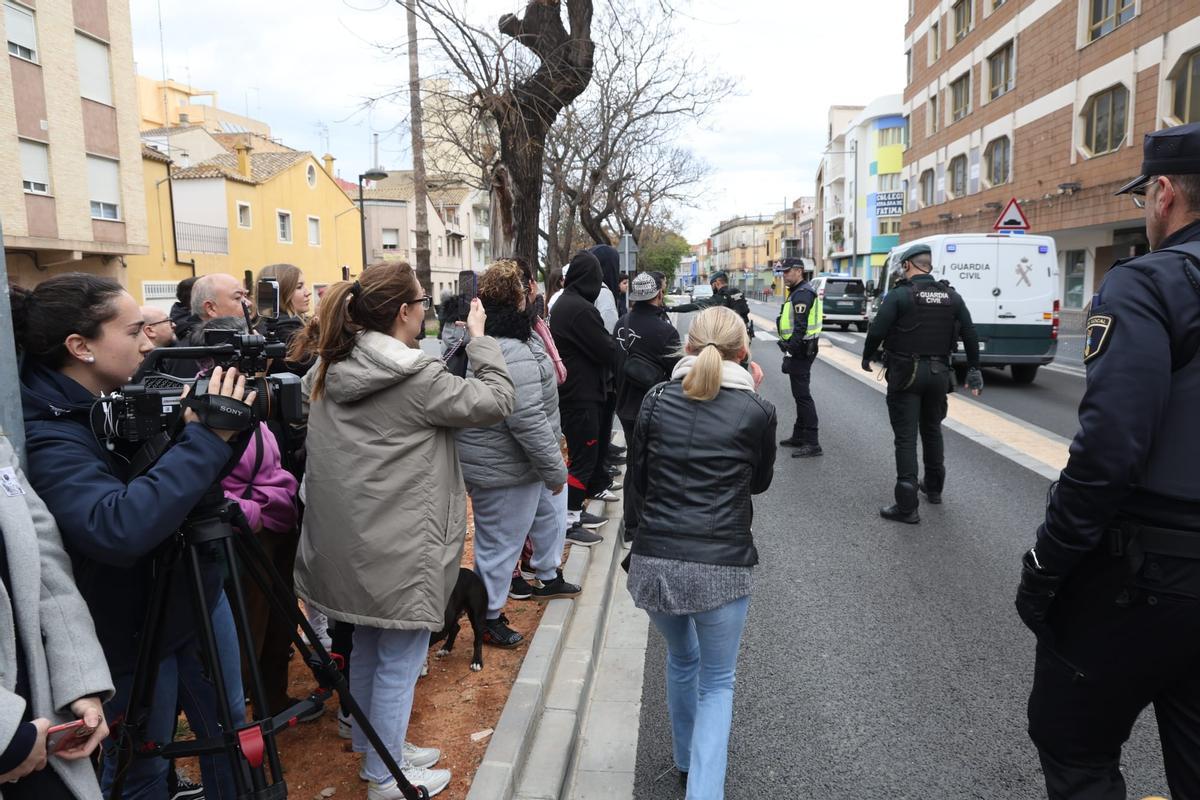 Gritos y mucha tensión al pasar el vehículo con el detenido por delante de la casa del niño asesinado en Sueca