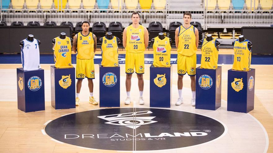 AJ Slaughter, Miquel Salvó y Nico Brussino -de izquierda a derecha– posan junto a las camisetas históricas en el centro de la pista principal del Arena, ayer. | | CB GRAN CANARIA