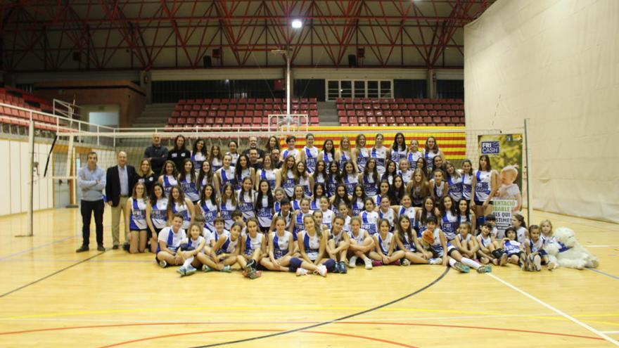 Els equips del CV Figueres, divendres al poliesportiu