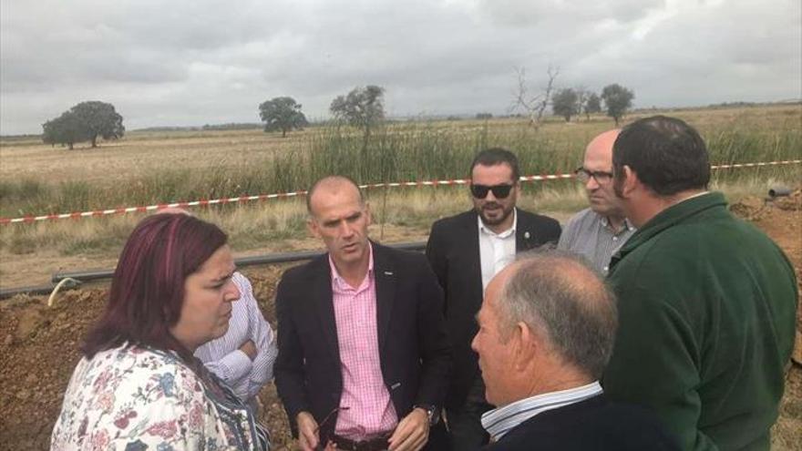 Begoña garcía visita las obras de regadío