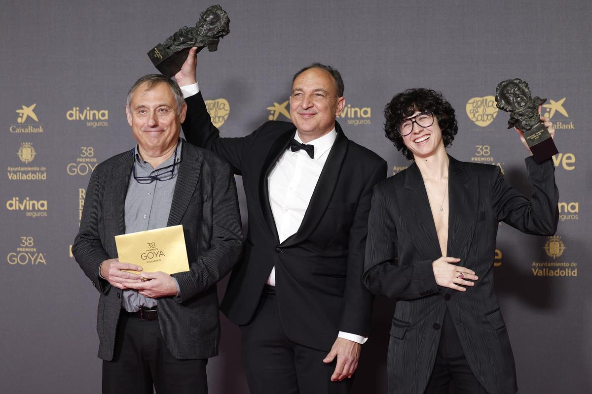 Pau Costa, Feliz Bergés y Laura Pedro posan con el premio a los Mejores Efectos Especiales por la película 'La sociedad de la nieve'.