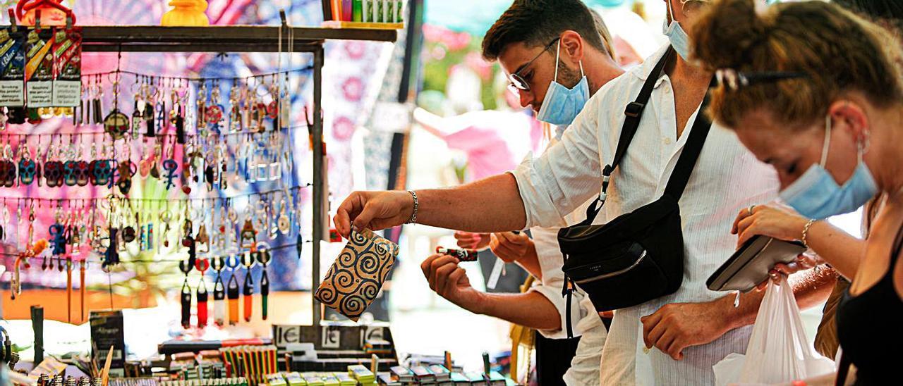 Durante todo el verano, el mercadillo ha registrado una gran asistencia. | TONI ESCOBAR