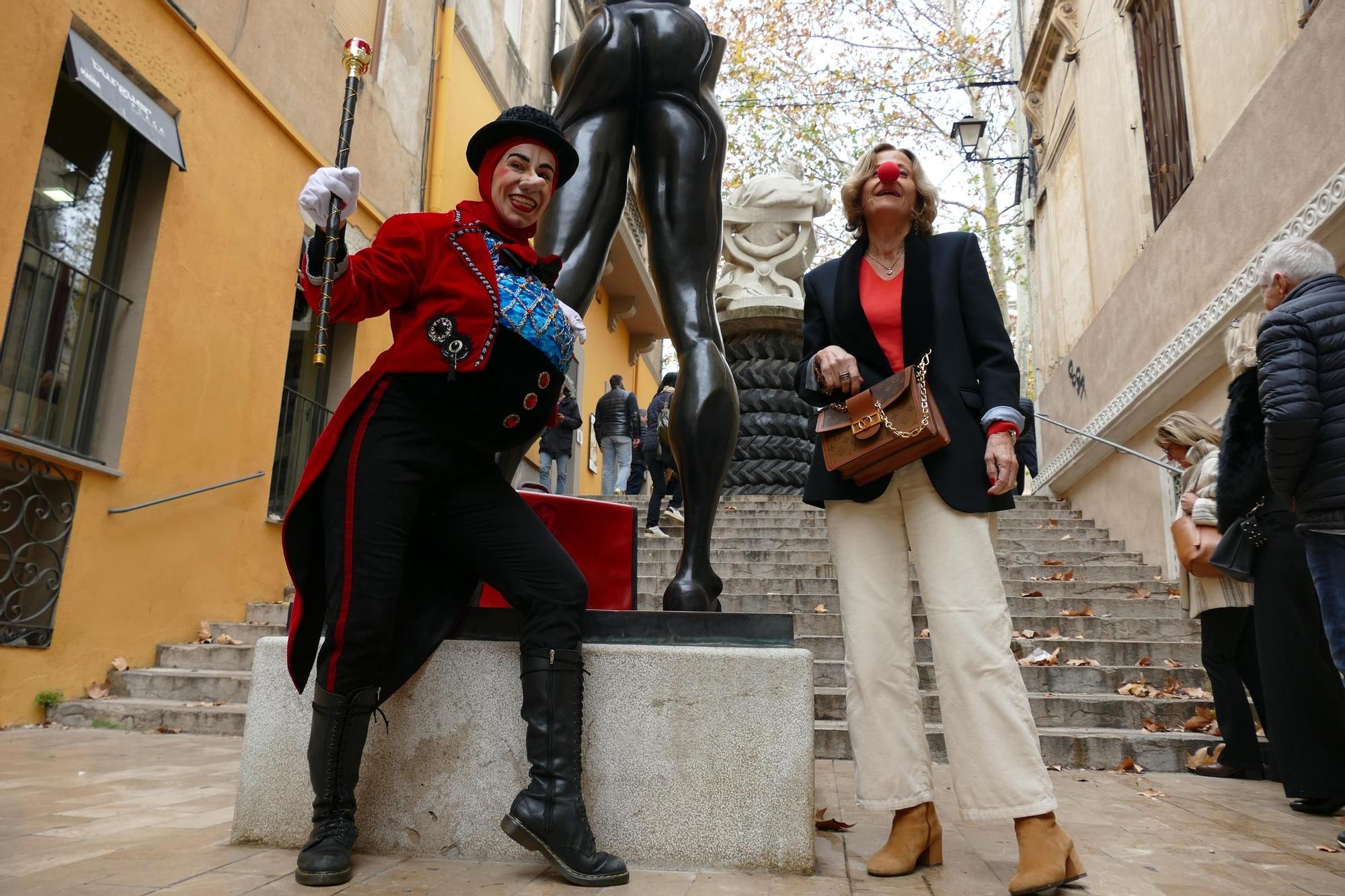 La Dona dels Nassos passeja pel centre de Figueres