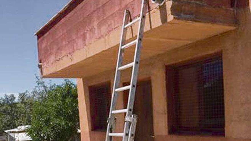 Escalera con la que un intruso entró en la casa tras hallarse el cadáver.