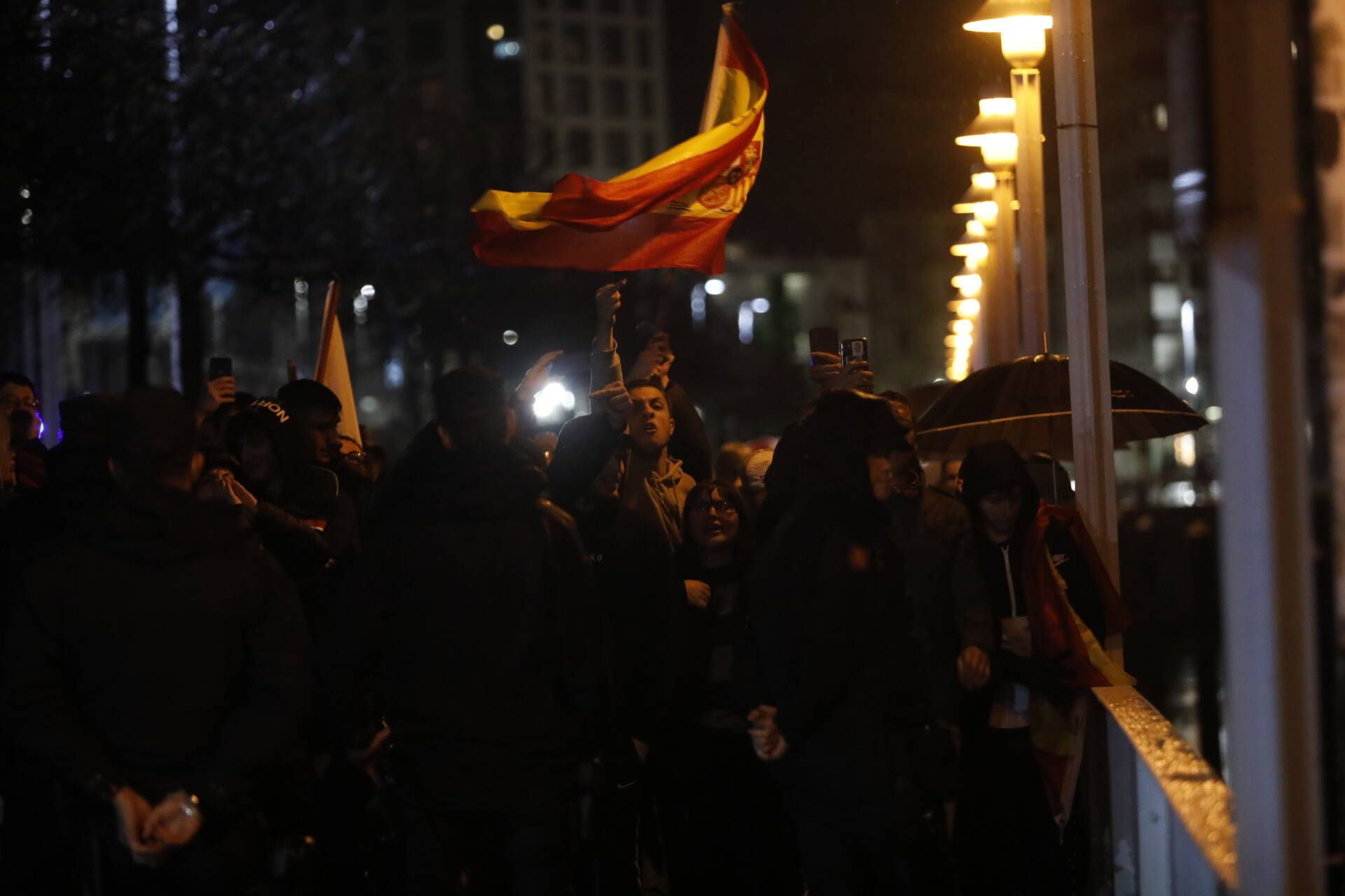 Decenas de personas vuelven a manifestarse contra Sánchez en Gijón