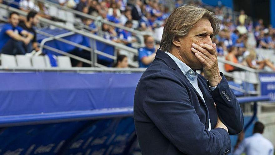 Sergio Egea, en el banquillo del Oviedo, ante el Elche.