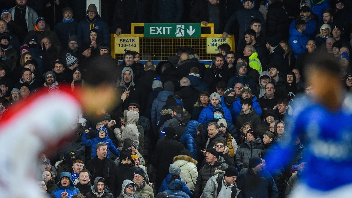 Decenas de aficionados del Everton abandonan Goodison Park en el minuto 27
