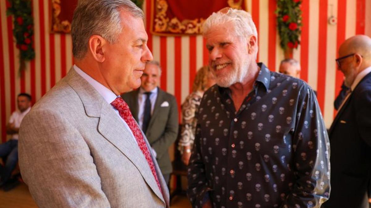 El actor norteamericano Ron Perlman junto al alcalde de Sevilla, José Luis Sanz, en la caseta municipal en la Feria de Abril