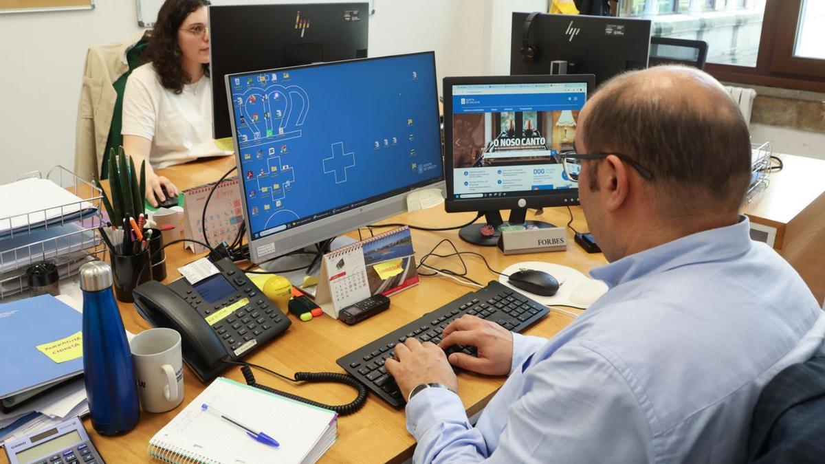 Empleados públicos trabajando en la Xunta.