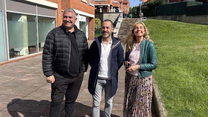 Por la izquierda, Tony Gómez, Ángel García y Alejandra Cuadriello, ayer, en la zona en que se hará la rampa. | J. A. O.
