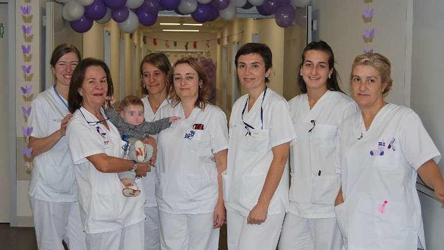 Parte del equipo de Enfermería de Neonatología, con la responsable de la unidad, la doctora Ana Concheiro (a la izq.). // FdeV