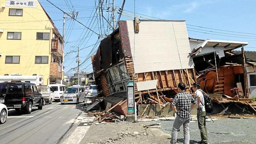 Un edifici ensorrat pel terratrèmol a la prefectura de Kumamoto