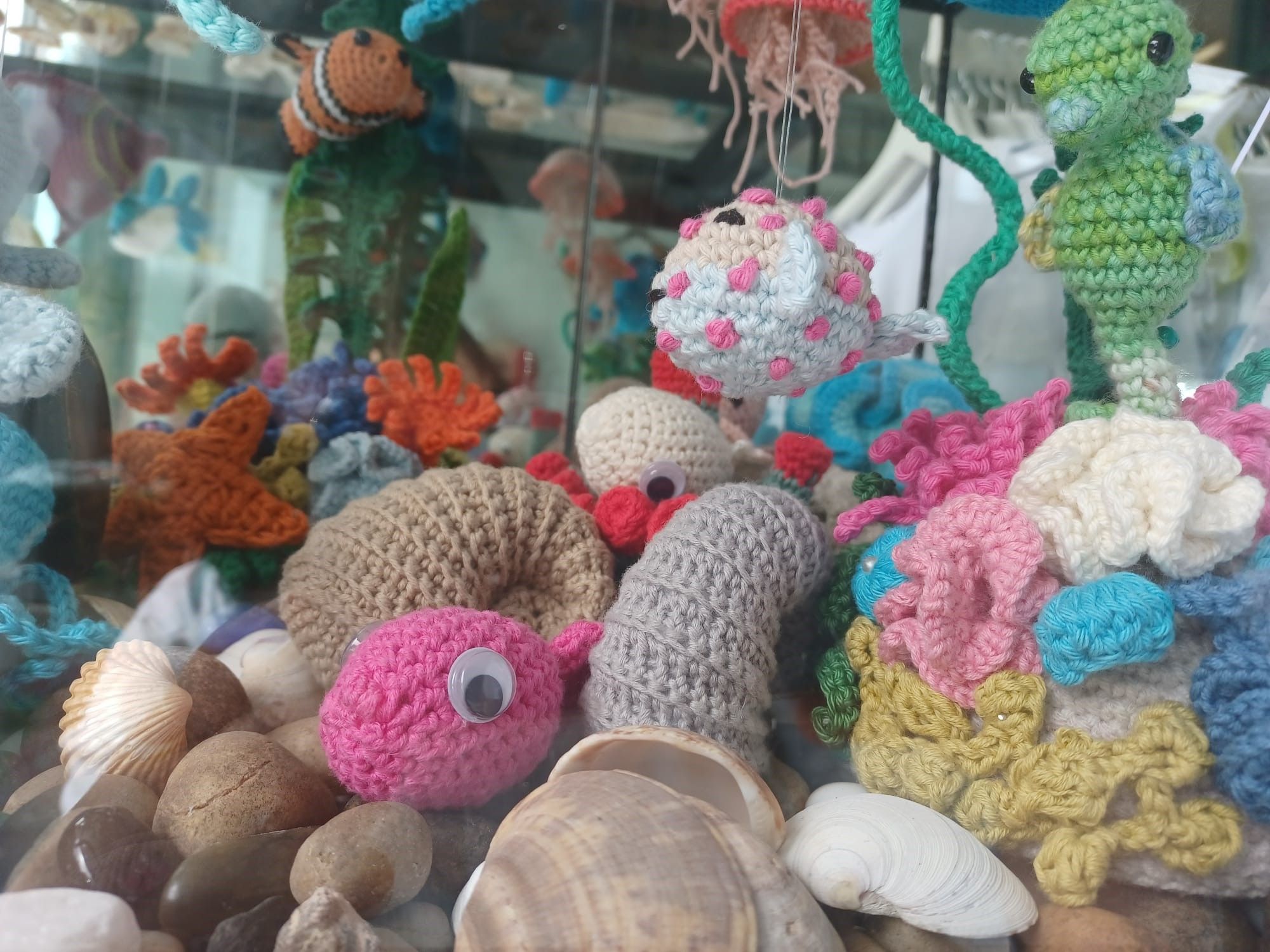 Crochet "subamarino": así es el acuario de ganchillo hechopor artesanas de Pola de Siero