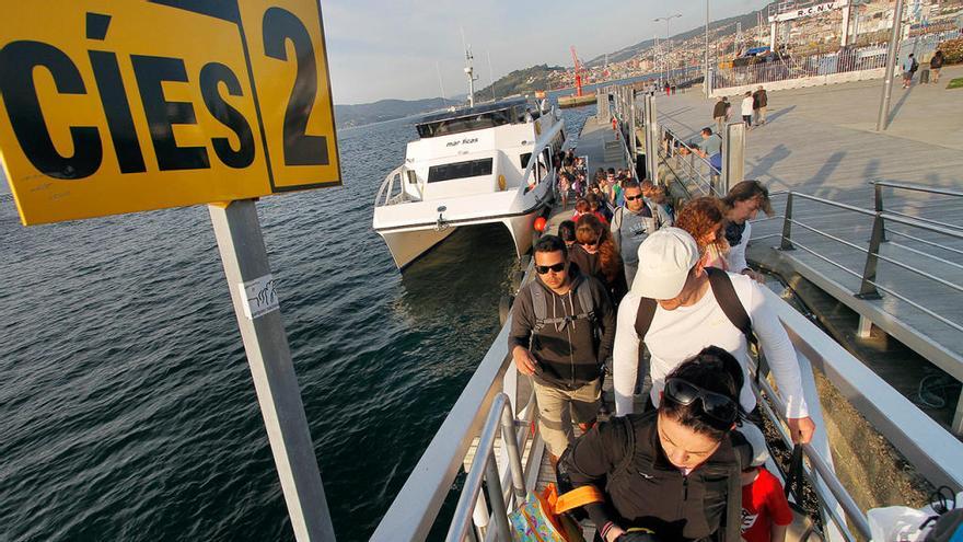 Pasajeros, embarcando en Vigo hacia Cíes. // FARO