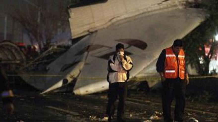 Un avión de carga se estrella en plena ciudad de Monterrey causando 6 fallecidos